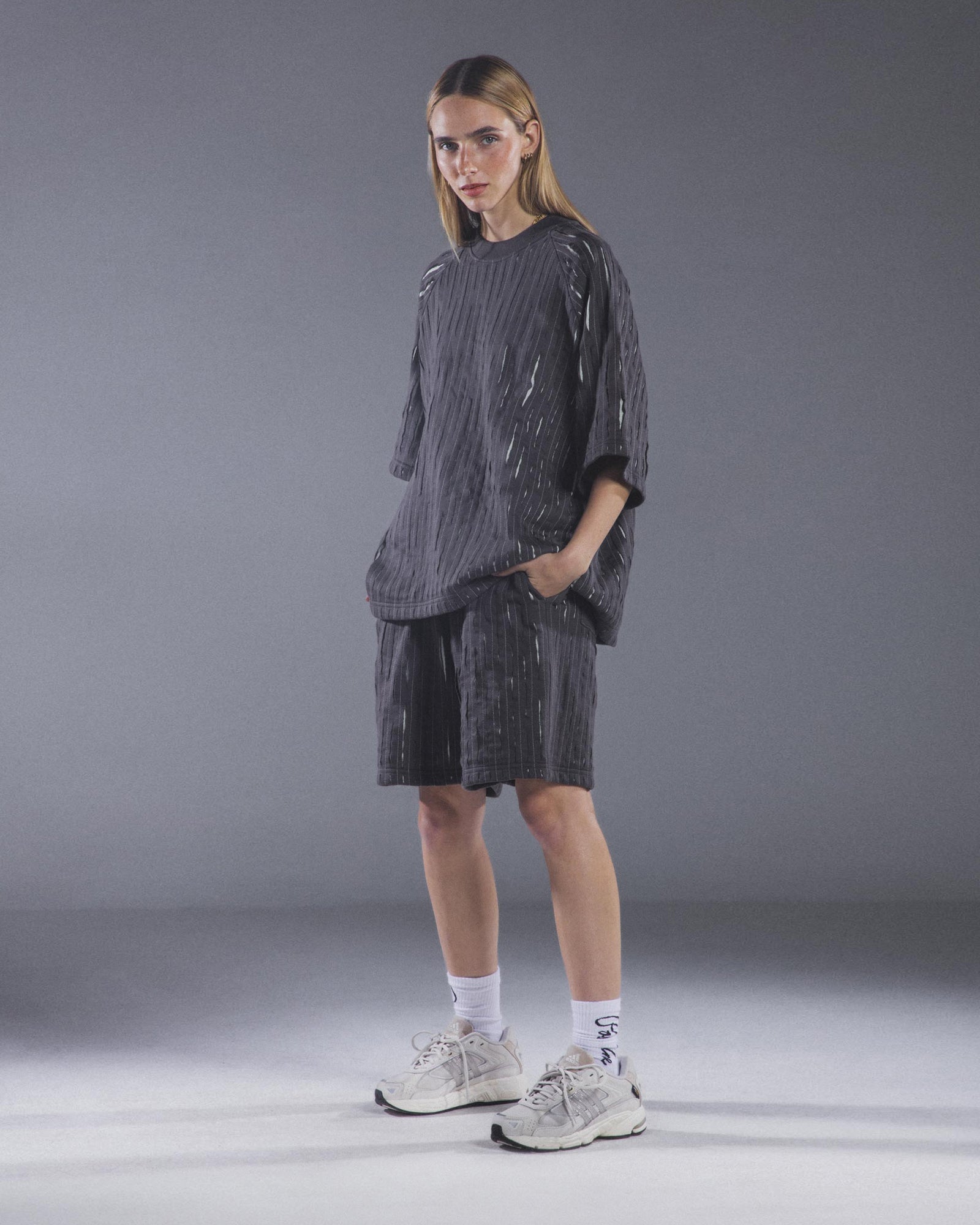 Double-Panelled Distressed Short (Dark Grey / Mint)
