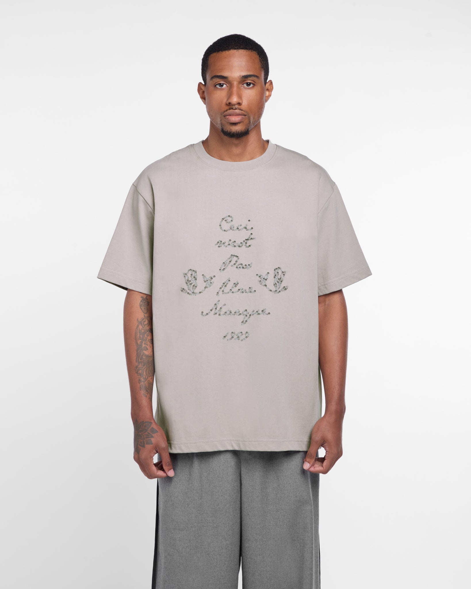 Ceci N'est Pas Une Marque Buttons Tee Shirt (Grey)
