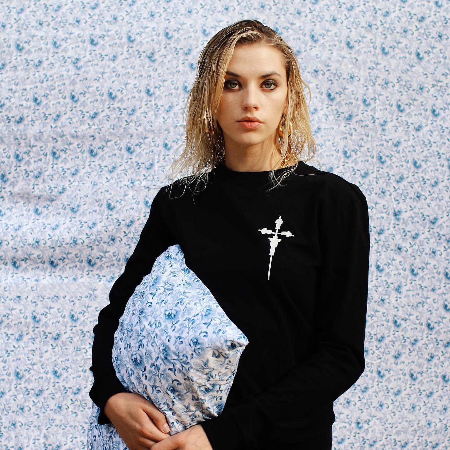 Cross Crewneck L/S Tee Shirt Crop (Black)